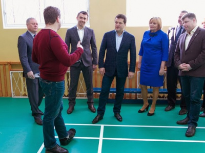Посещение мэром Казани И.Р. Метшиным урока по бадминтон...