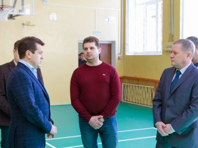 Посещение мэром Казани И.Р. Метшиным урока по бадминтон...
